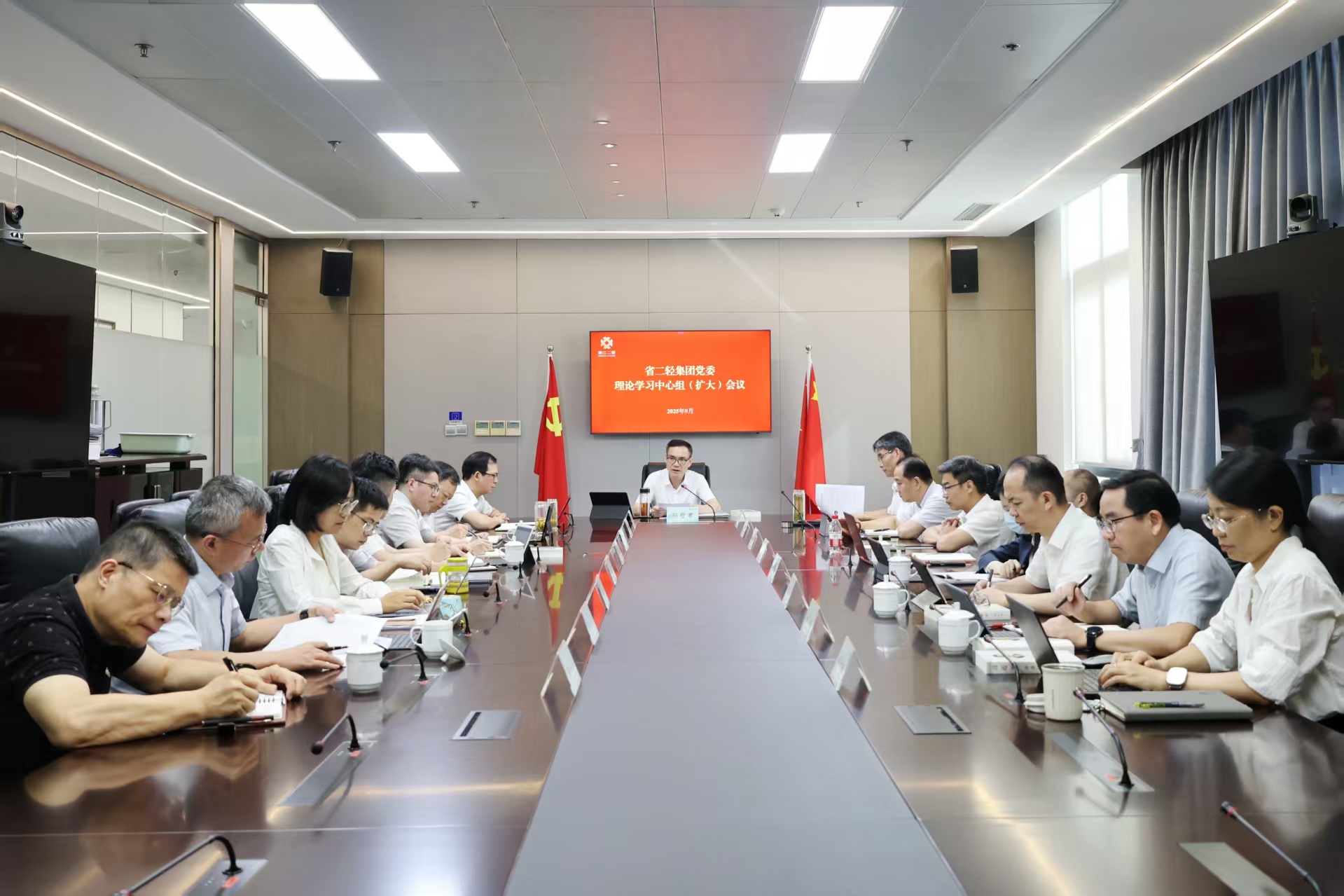 省二輕集團(tuán)黨委理論學(xué)習(xí)中心組召開(kāi)《習(xí)近平談治國(guó)理政》第五卷、習(xí)近平文化思想專題學(xué)習(xí)會(huì)