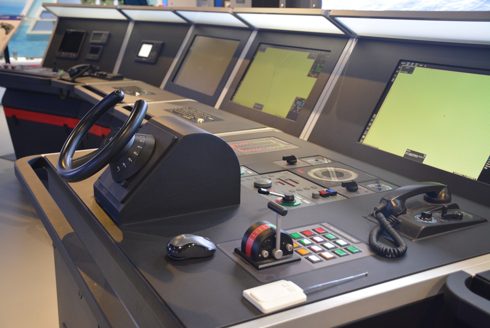 1668147451179869.jpg 省二輕集團(tuán)國瑞科技公司設(shè)計(jì)制造的艦船數(shù)字化中控臺(tái).jpg