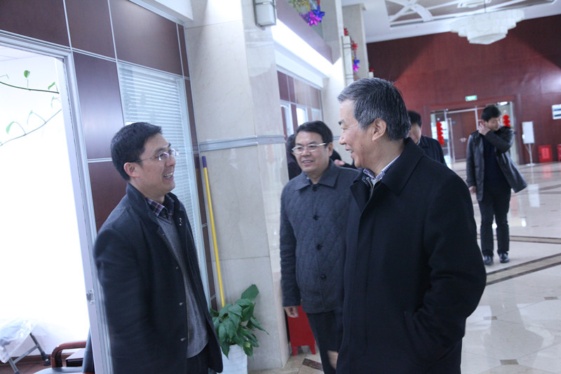 集團公司領(lǐng)導節(jié)后上班第一天走訪慰問干部職工