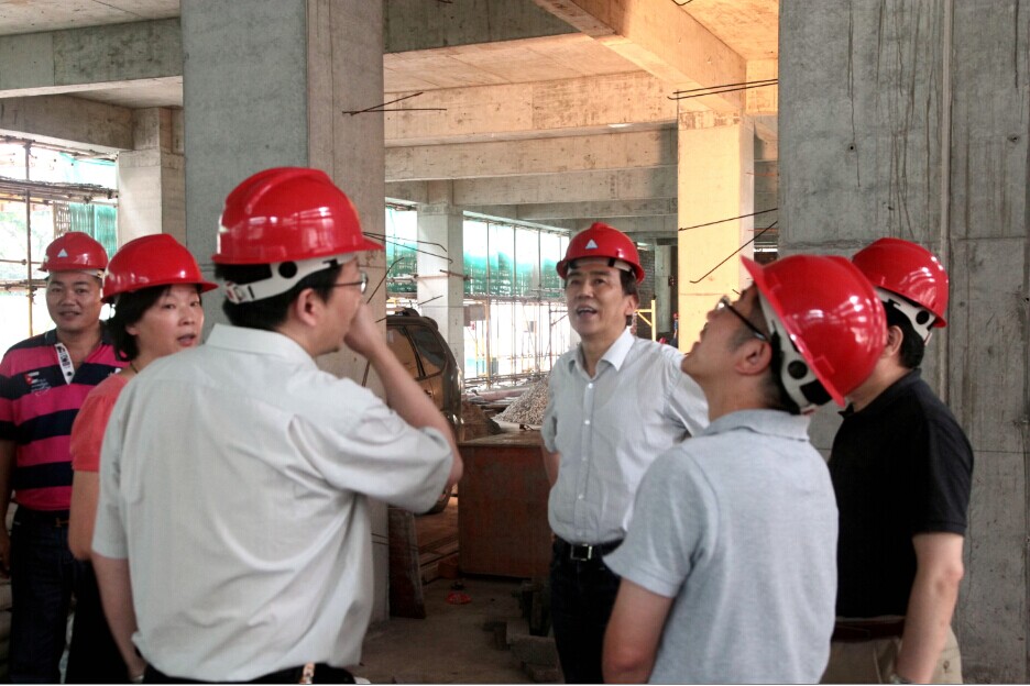 沈志云總經(jīng)理一行視察佑圣大廈項目