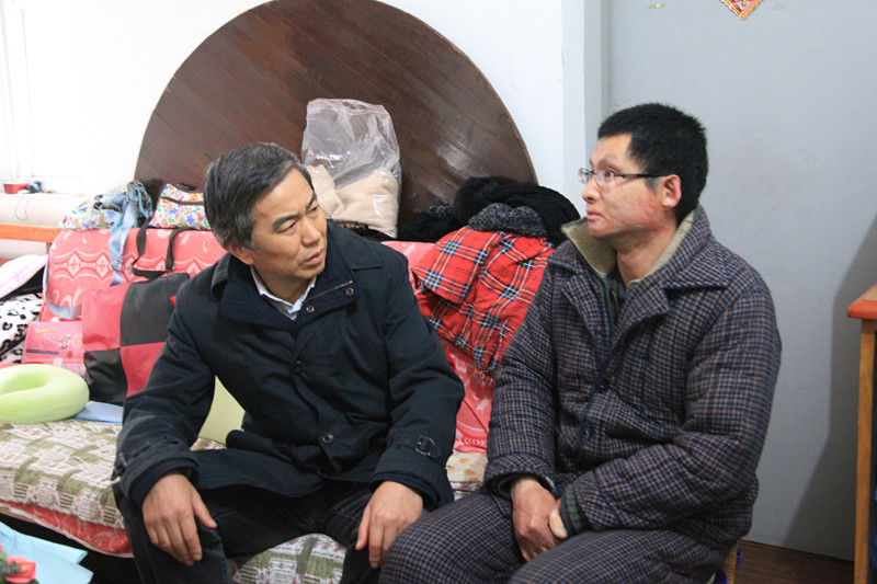 親切的慰問，溫暖的關(guān)懷<br/>——集團(tuán)公司領(lǐng)導(dǎo)走訪慰問困難職工