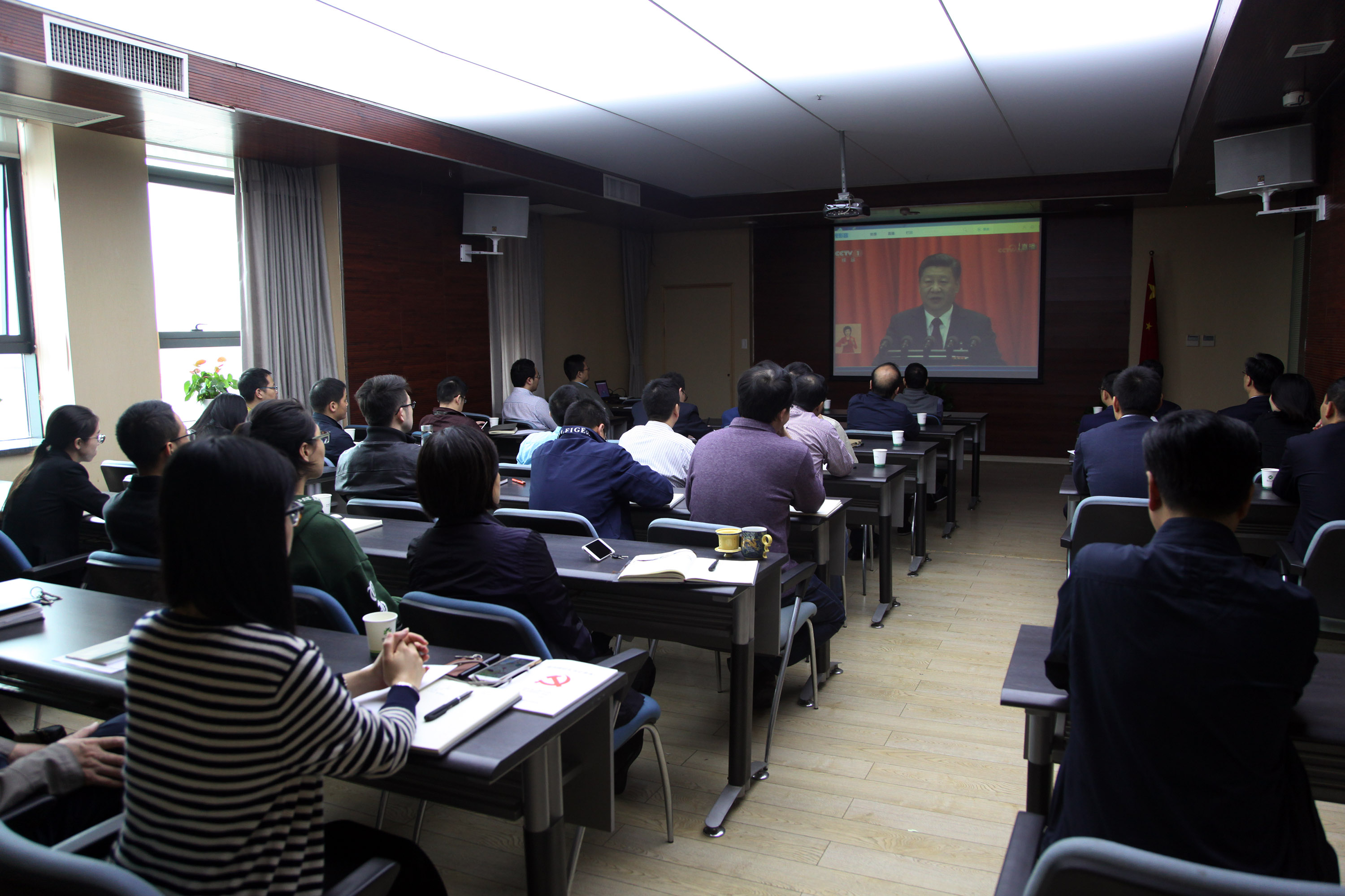 集團(tuán)公司黨員群眾集中收看黨的十九大開(kāi)幕式