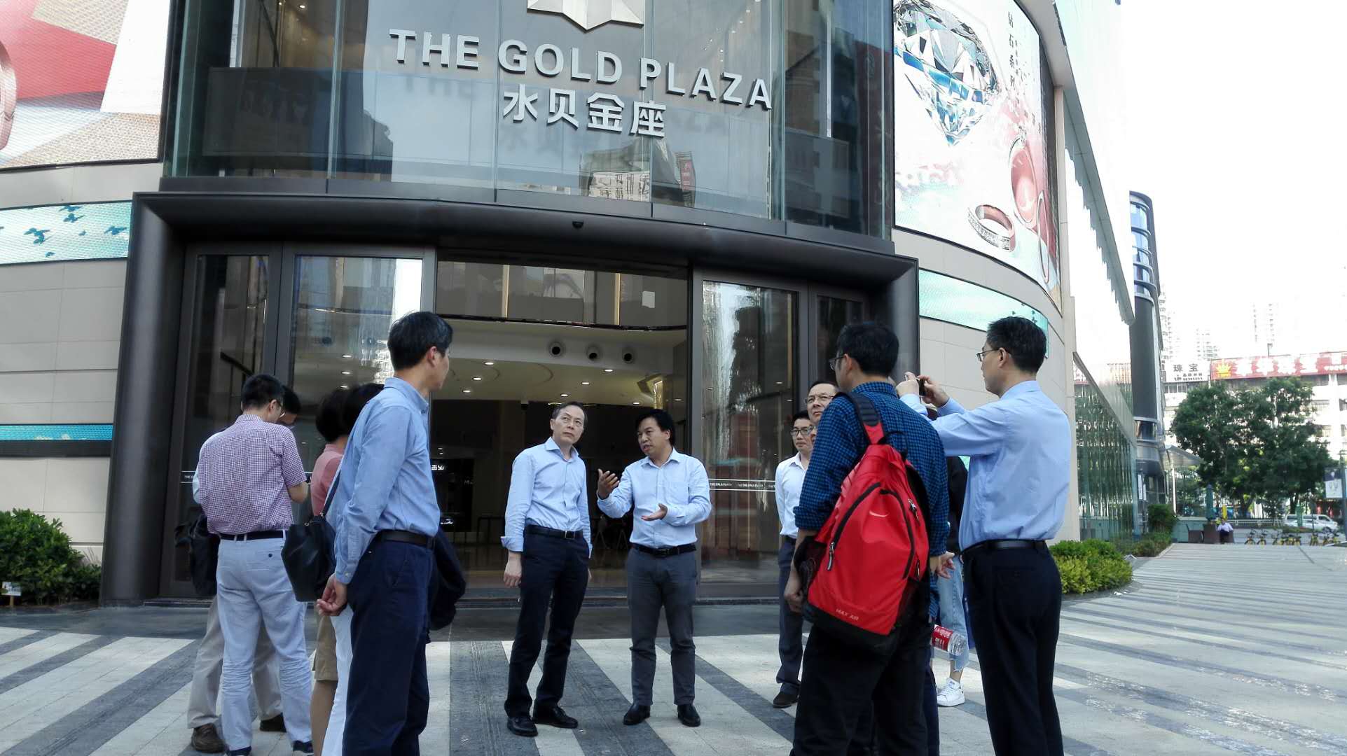 集團(tuán)公司黨委書(shū)記、總經(jīng)理虞岳明帶隊(duì)考察深圳工藝美術(shù)行業(yè)