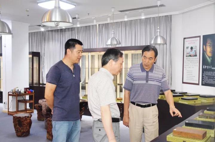 集團(tuán)公司黨委書記、總經(jīng)理虞岳明參觀省工藝品公司魯硯展