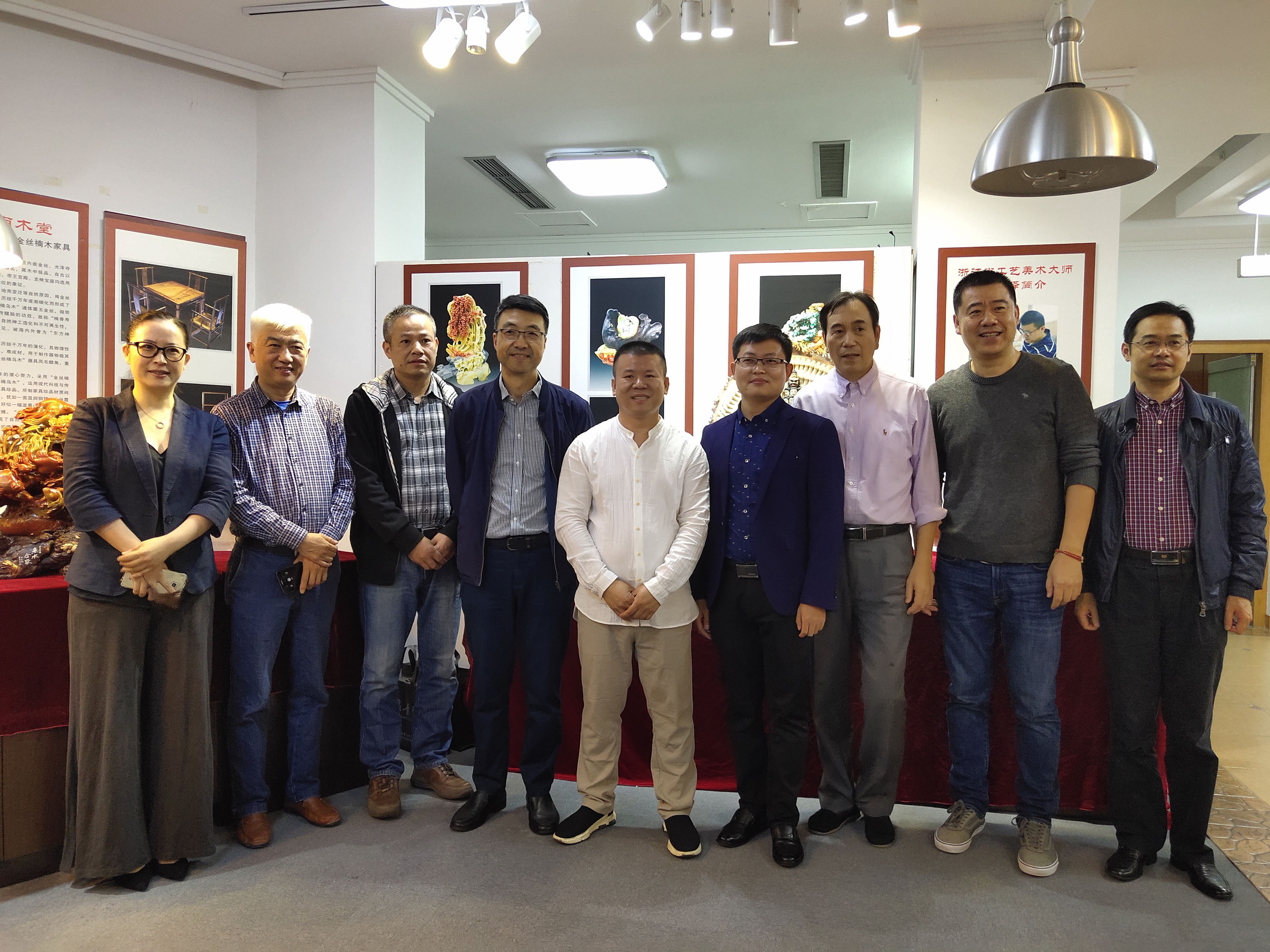 集團公司副總經(jīng)理吳敏出席徐永澤大師青田石雕展開幕式