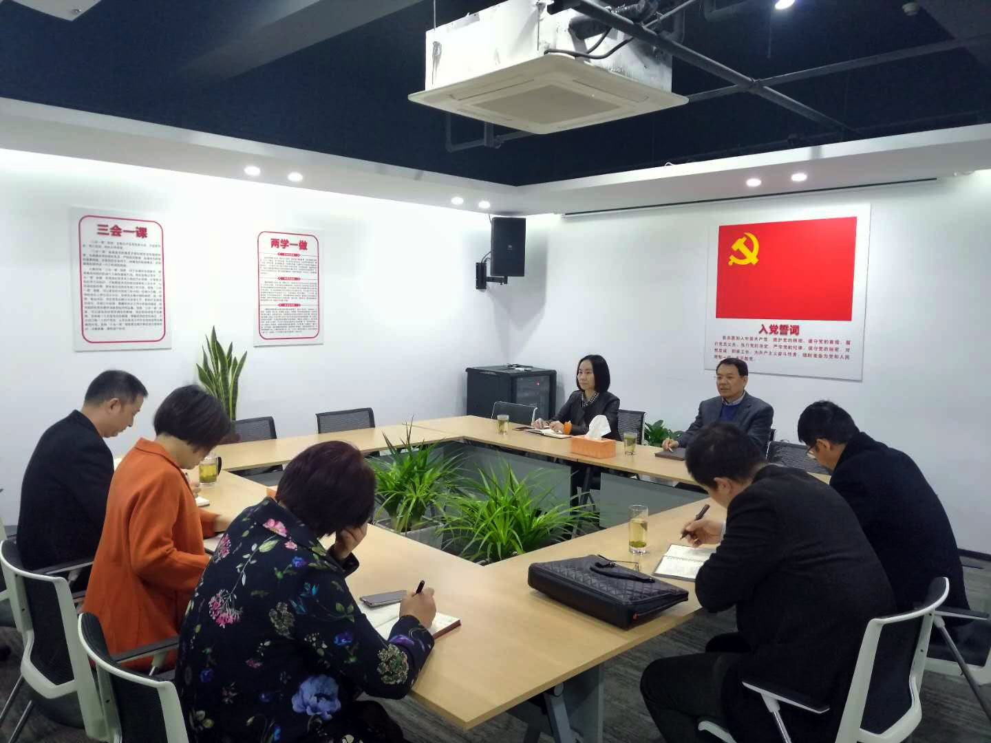 集團公司副總經(jīng)理徐旭陽赴商業(yè)公司開展“三服務”活動