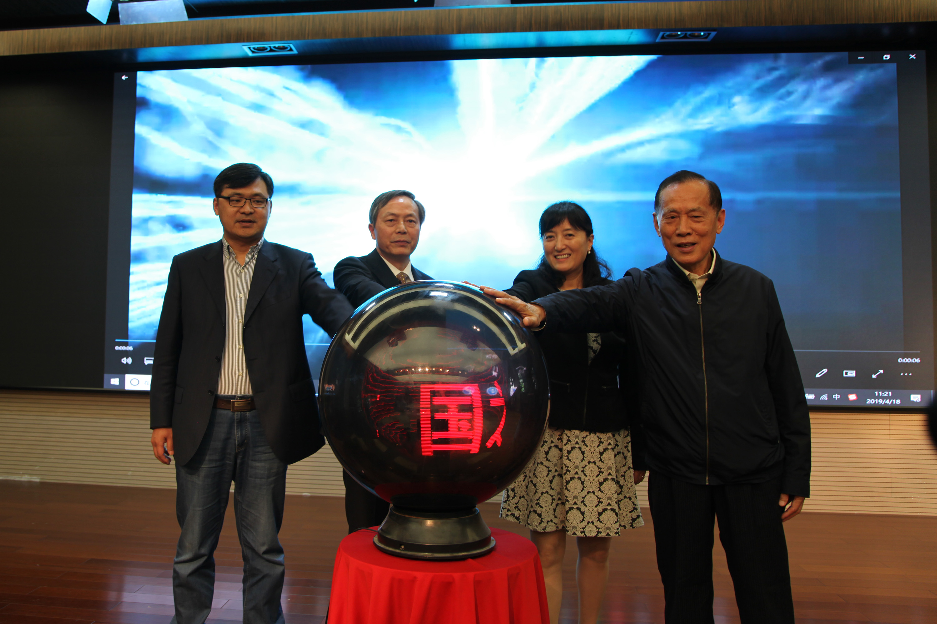 傳承與發(fā)展   數(shù)字與未來(lái) ——“第一屆匠心·匠作工藝美術(shù)成就展”暨《大國(guó)工匠》書(shū)籍首發(fā)儀式隆重舉行