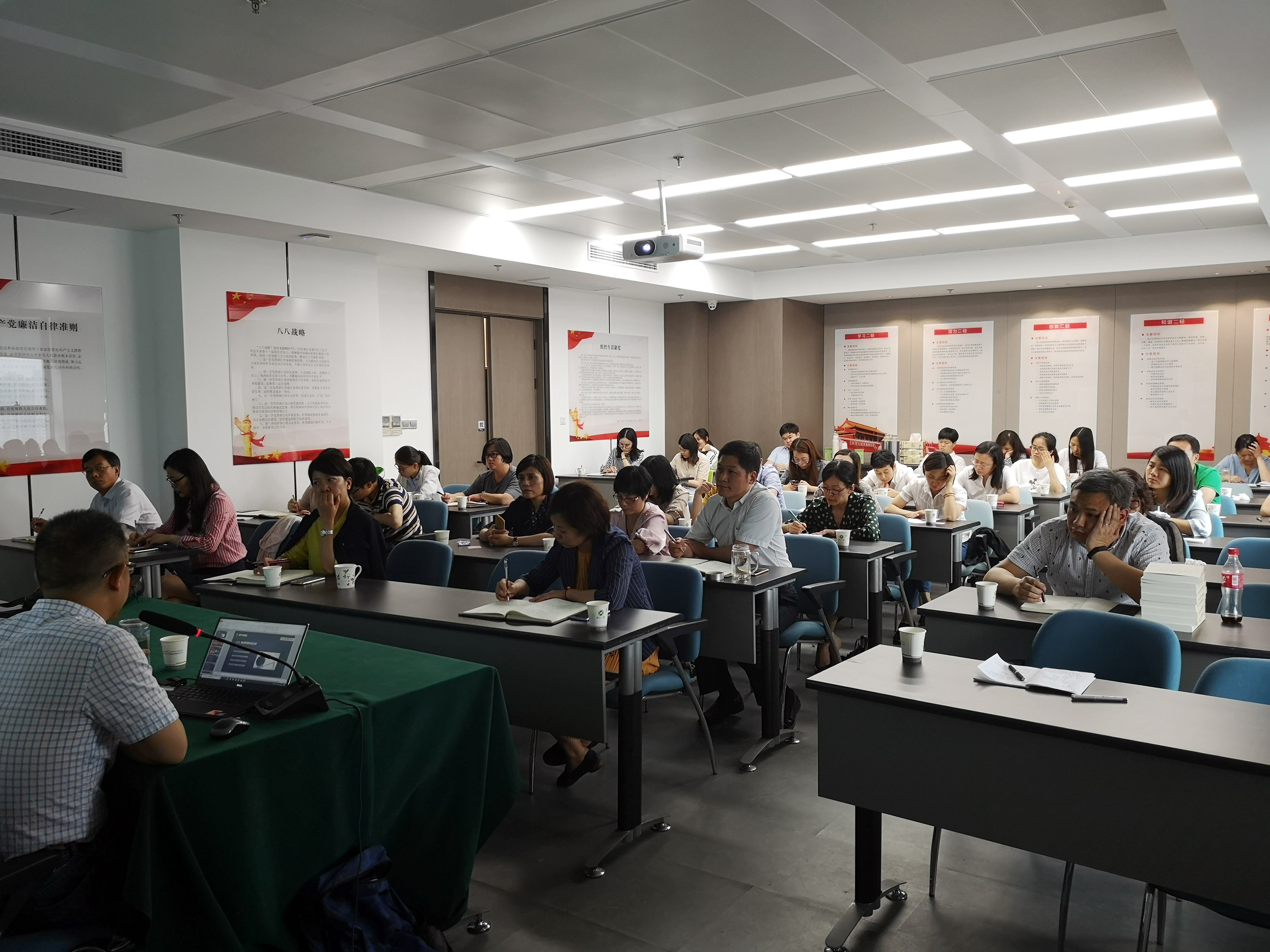 學習型財務(wù)踐行 學習型二輕精神 ——集團財務(wù)分析主題培訓會通訊