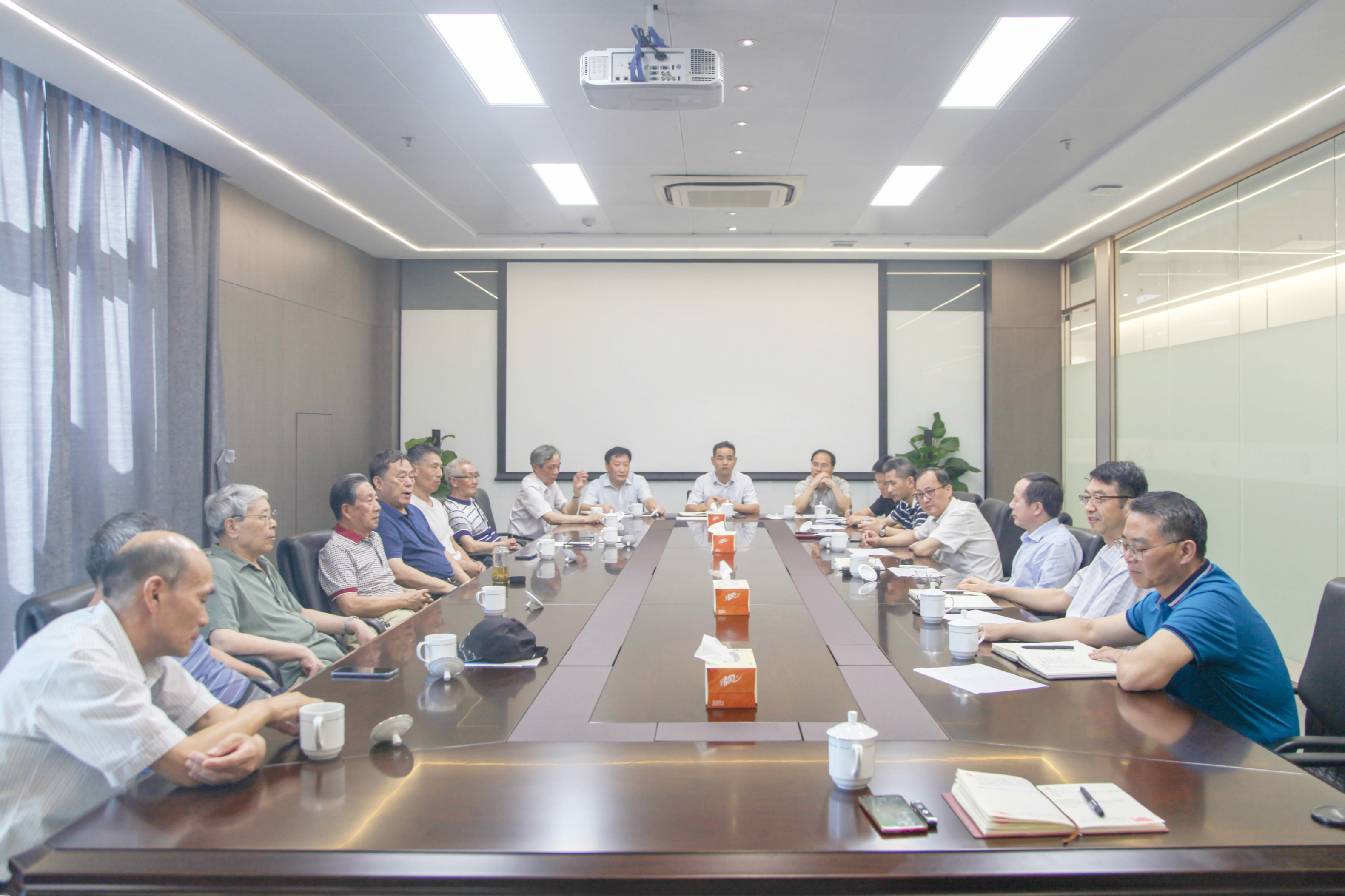 集團(tuán)公司召開(kāi)老干部座談會(huì)