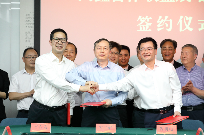同鑫聯(lián)盟 同心同行 共促發(fā)展——省二輕集團(tuán)、省農(nóng)發(fā)集團(tuán)和省機(jī)電集團(tuán)簽訂戰(zhàn)略合作協(xié)議