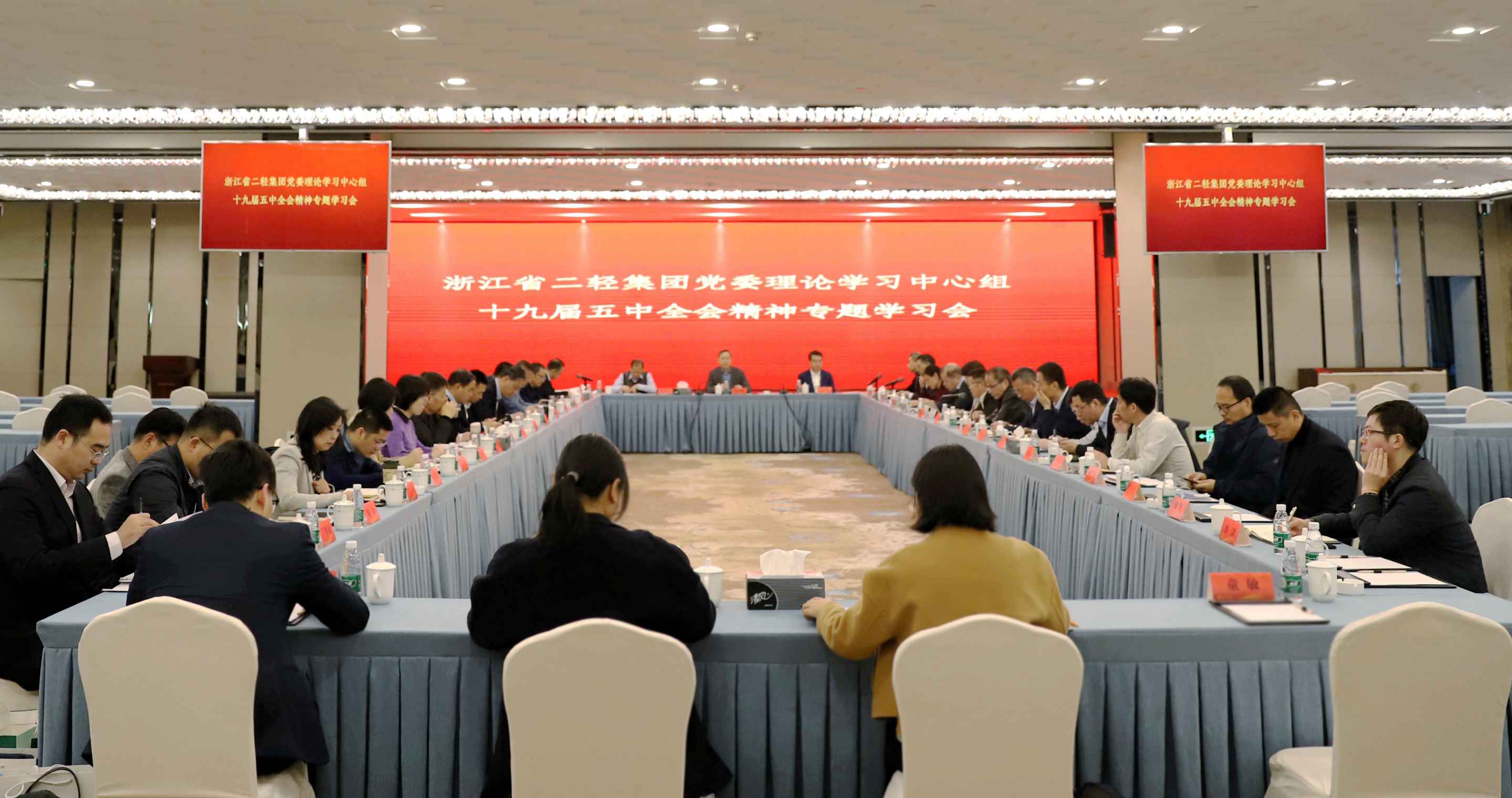 虞岳明在省二輕集團黨委理論學習中心組十九屆五中全會精神專題學習會上強調(diào)：奮斗創(chuàng)造歷史，實干成就未來