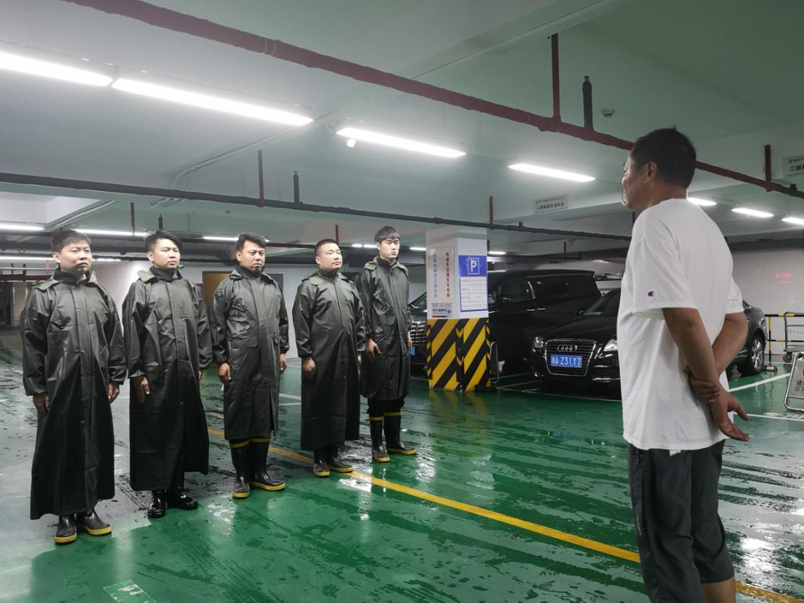 風(fēng)雨更映黨旗紅——省二輕集團(tuán)下屬商業(yè)公司黨員干部全力抗擊臺風(fēng)“煙花”