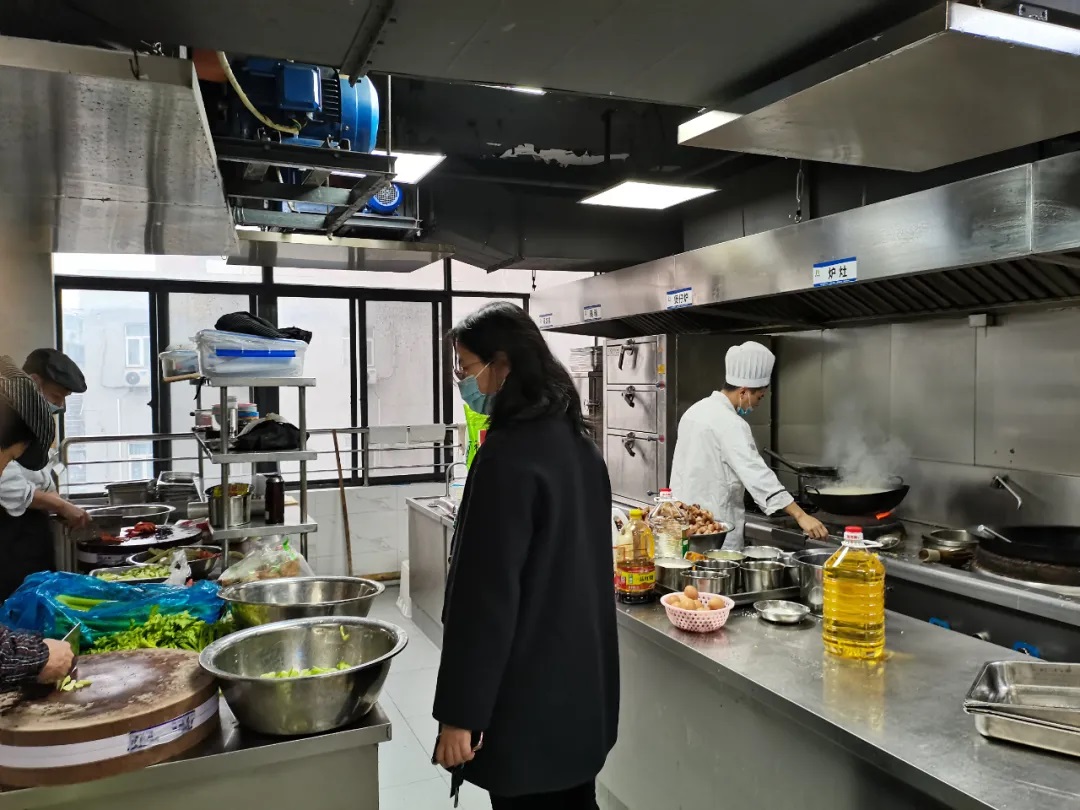 疫情防控“嚴(yán)”字當(dāng)頭，平凡堅(jiān)守“暖”在心窩