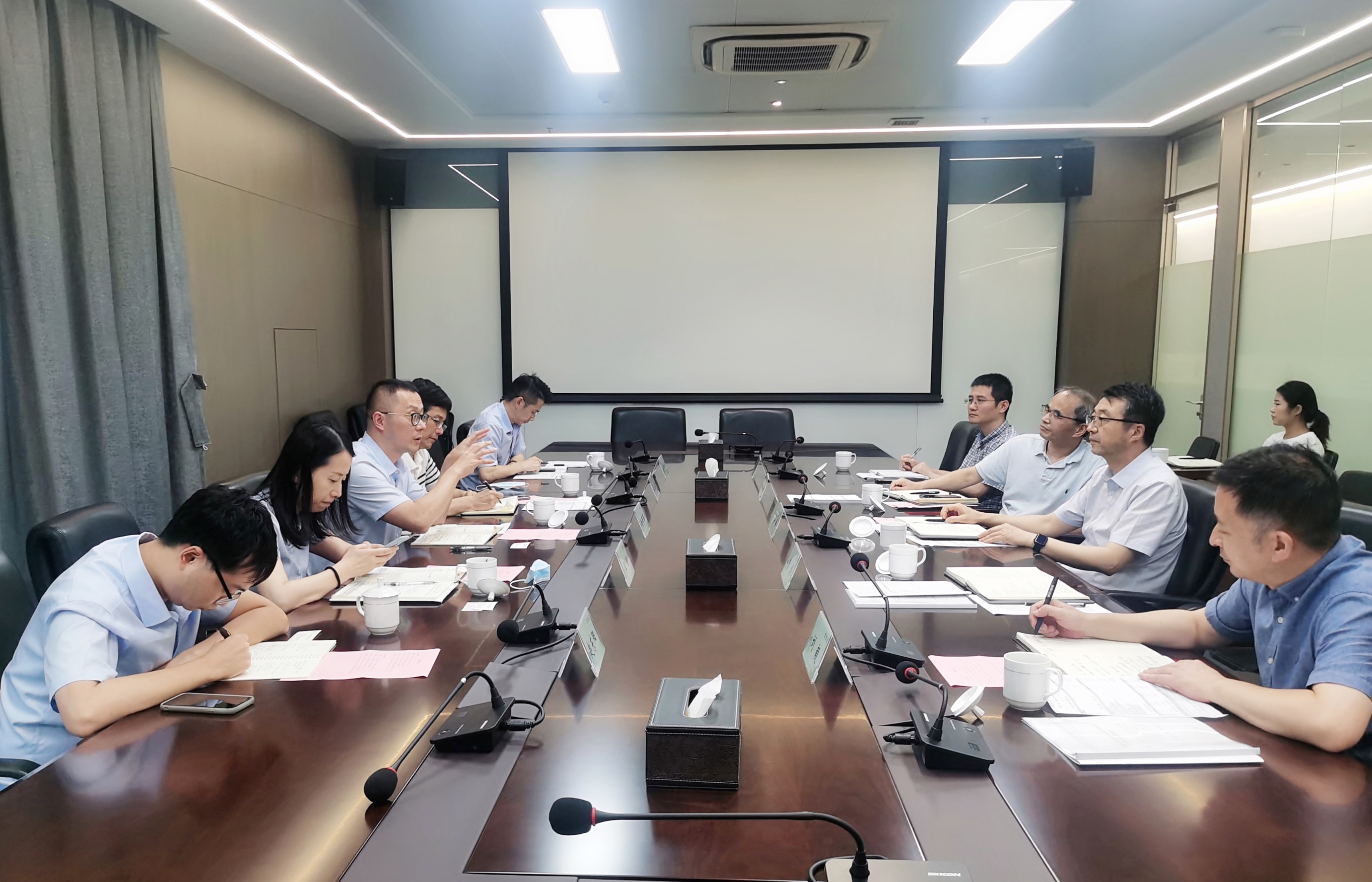 浙江產(chǎn)權(quán)交易所總經(jīng)理?xiàng)钇孳妬?lái)省二輕集團(tuán)調(diào)研