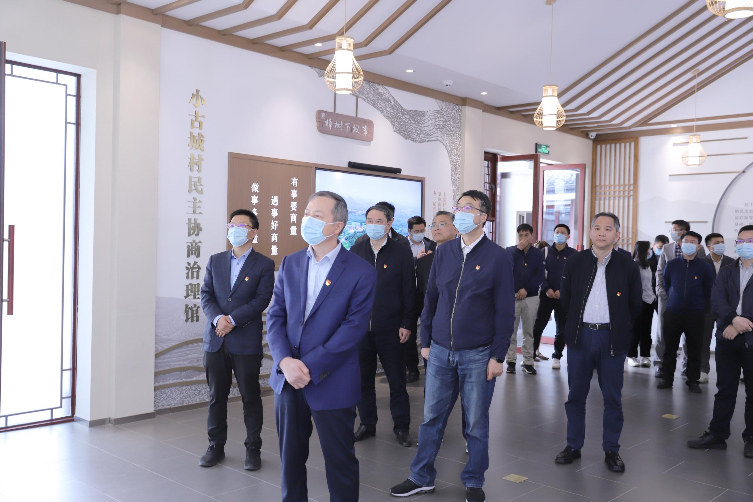 追尋領(lǐng)袖足跡 增強(qiáng)奮進(jìn)動(dòng)力 省二輕集團(tuán)開(kāi)展“循足跡 學(xué)思想 促踐行”主題教育現(xiàn)場(chǎng)學(xué)習(xí)活動(dòng)