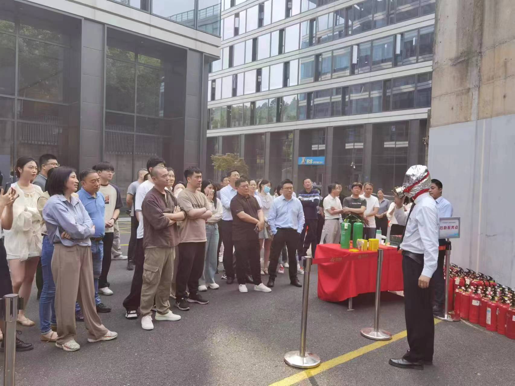 商業(yè)公司開(kāi)展“人人講安全、個(gè)個(gè)會(huì)應(yīng)急”消防應(yīng)急演練活動(dòng)