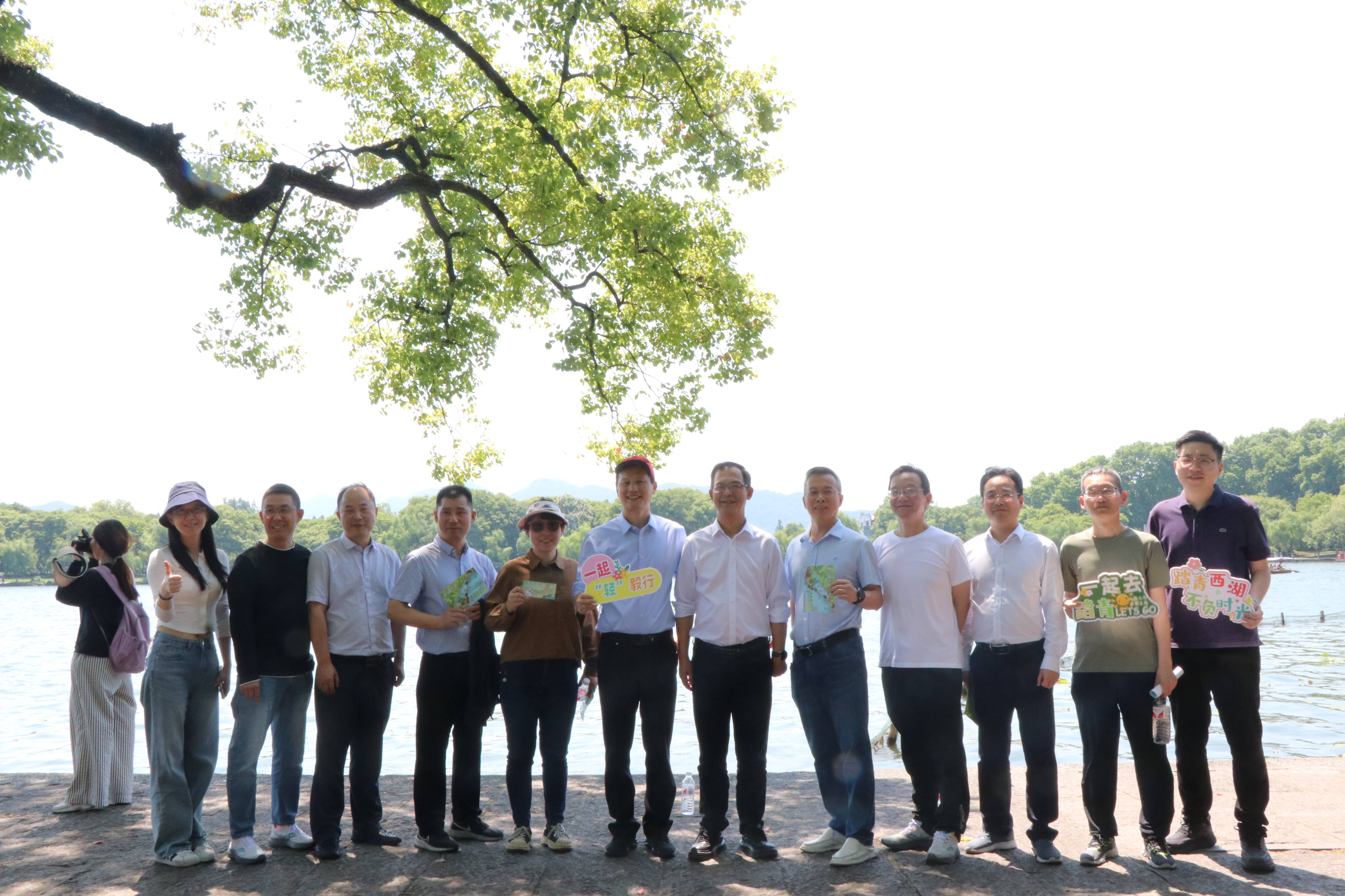 踏青西湖，不負(fù)時(shí)光丨省二輕集團(tuán)開(kāi)展“輕”毅行活動(dòng)