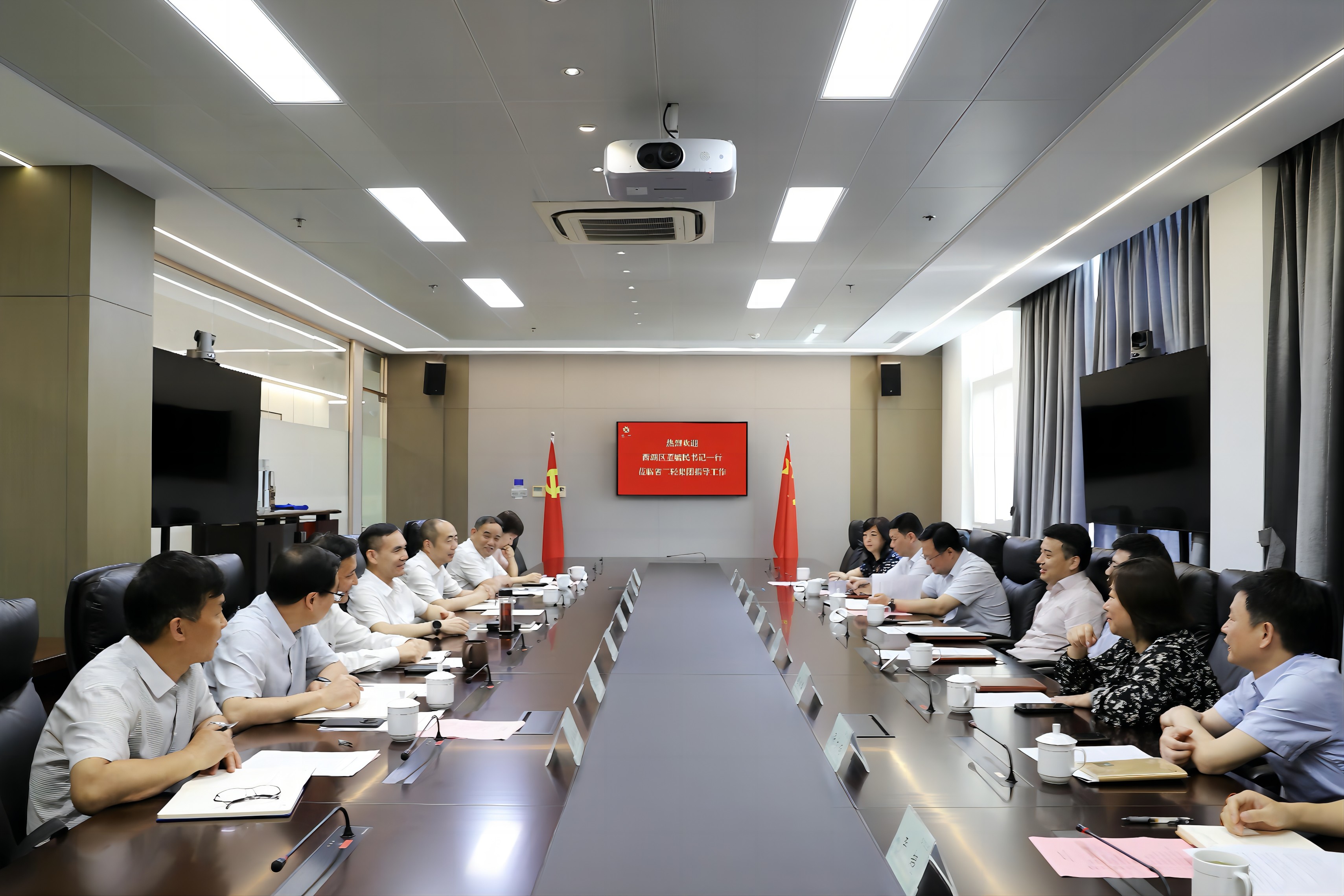 孫哲君與西湖區(qū)委書(shū)記董毓民一行座談交流