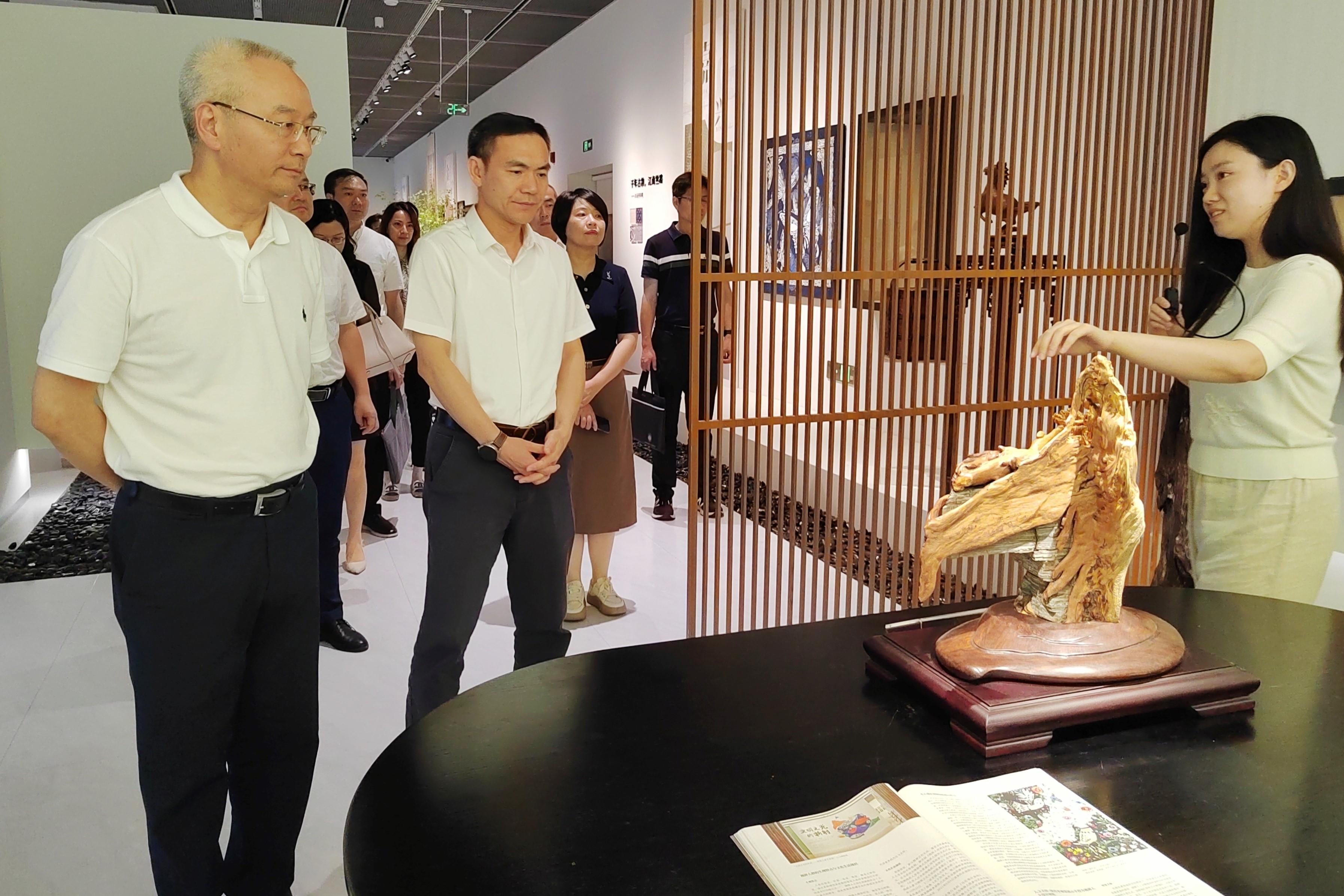 省科協(xié)黨組書(shū)記、副主席吳曉東一行到省二輕集團(tuán)、省工藝美術(shù)學(xué)會(huì)調(diào)研