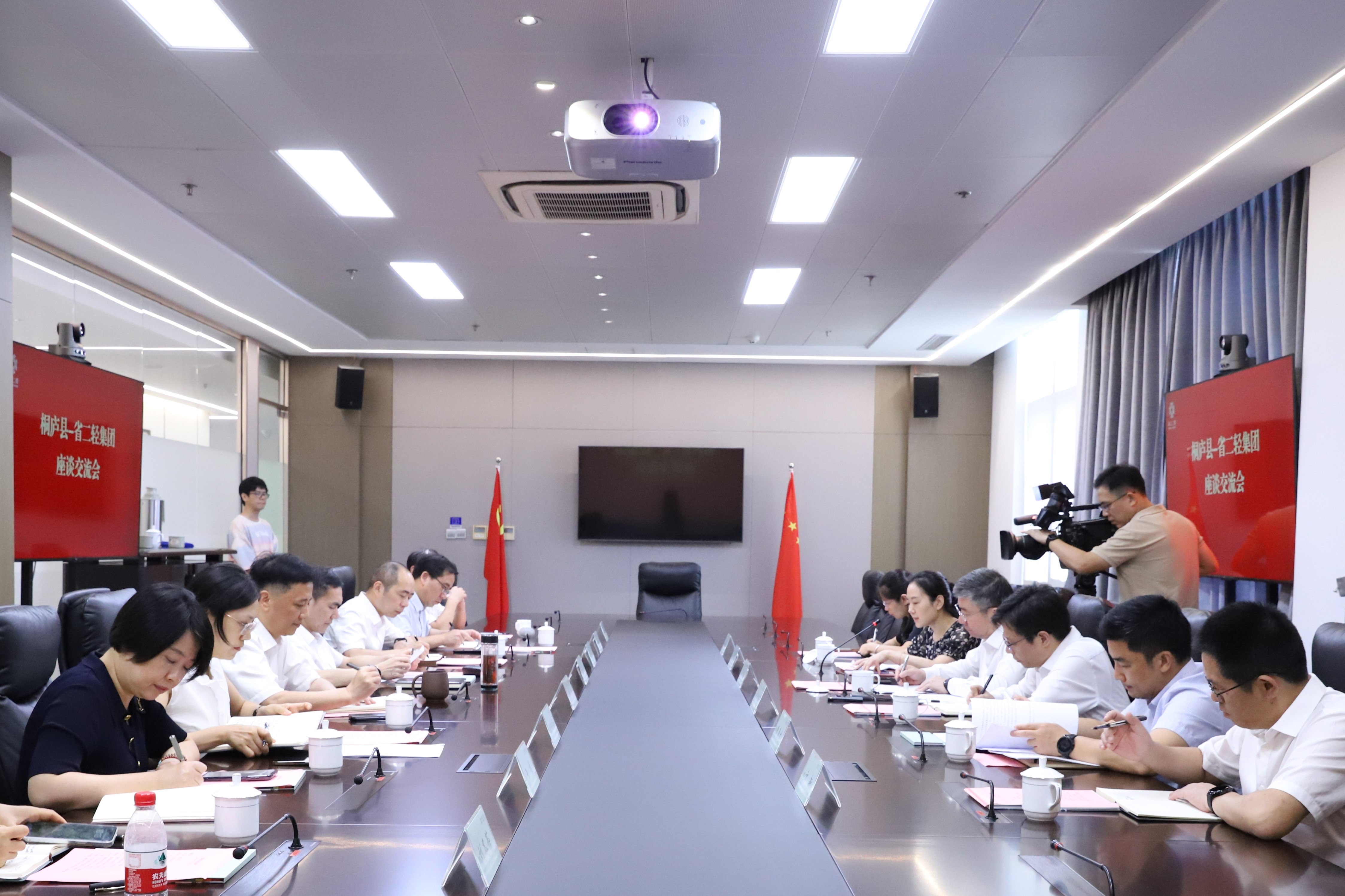 桐廬縣委書(shū)記馮晶一行到訪省二輕集團(tuán)