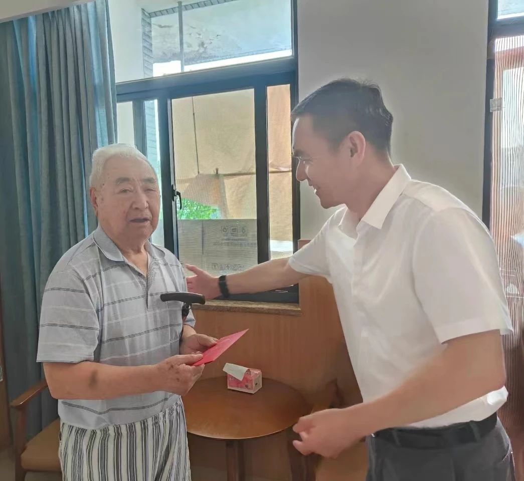 孫哲君走訪慰問(wèn)老黨員老干部