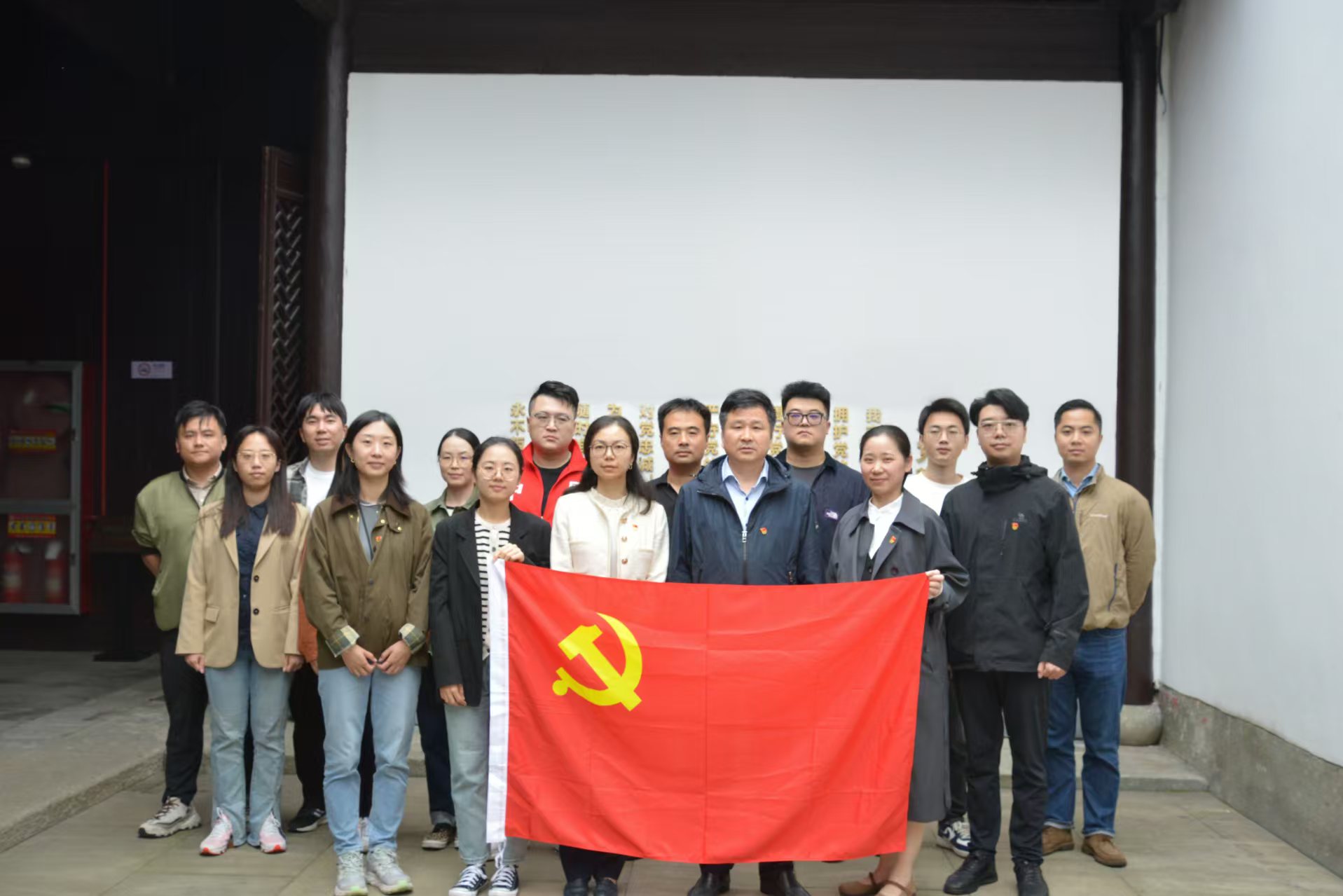 融資租賃公司黨支部開展“尋訪總書記足跡，深挖理論與實(shí)踐‘富礦’”主題黨日活動(dòng)