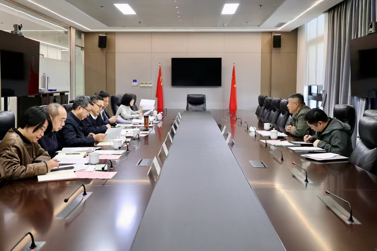 中國工藝美術(shù)學(xué)會理事長才大穎一行到訪省二輕集團(tuán)